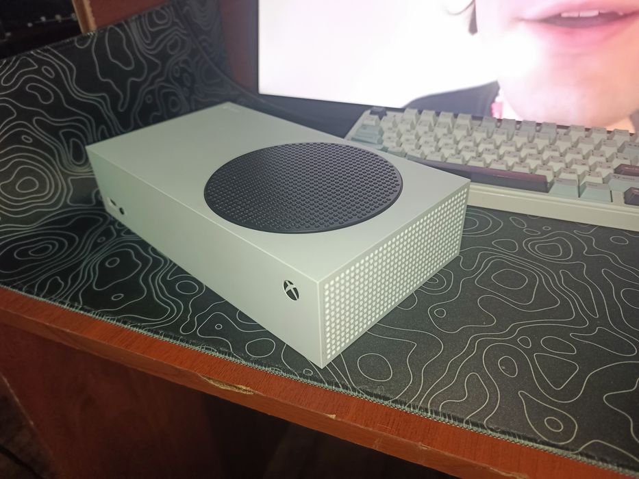 Продам приставку консольк xbox series s