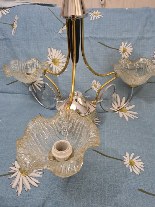 Продаётся люстра.