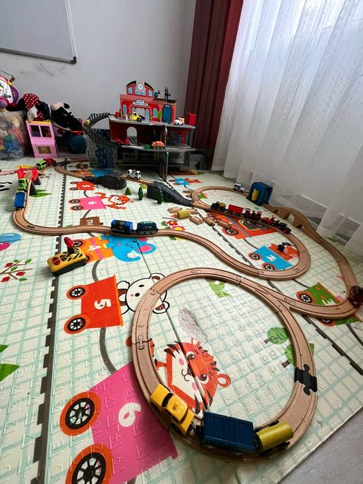 Gara de tren cu sina si trenulete( 2 sunt  electrice)