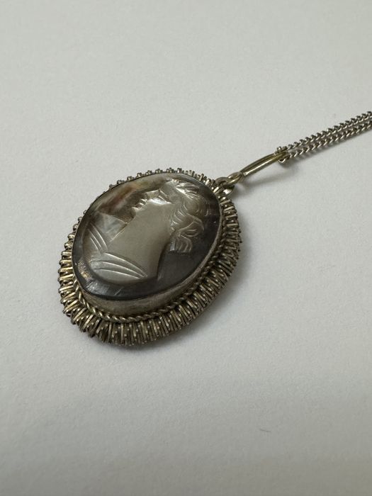 Colier argint, lant si pandantiv cu camee din scoica. Vechi