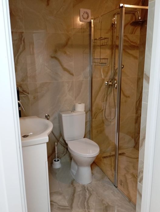 Închiriez apartament 50 mp la parter de casă, mobilat și utilat, loc de parcare – Oradea, str. Seleușului