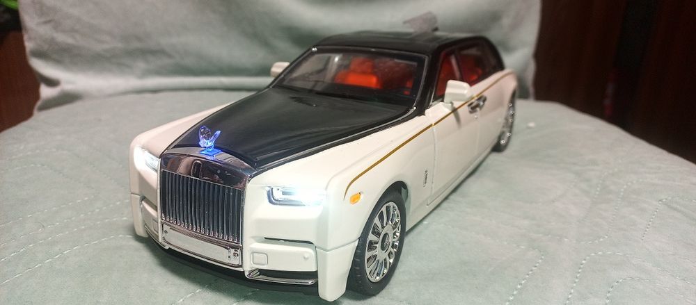 Метална кола Rolls Royce Phantom,1:18 , чисто нова