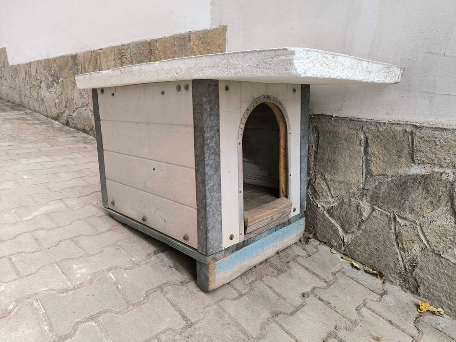 Солидна кучешка колиба от термопанели