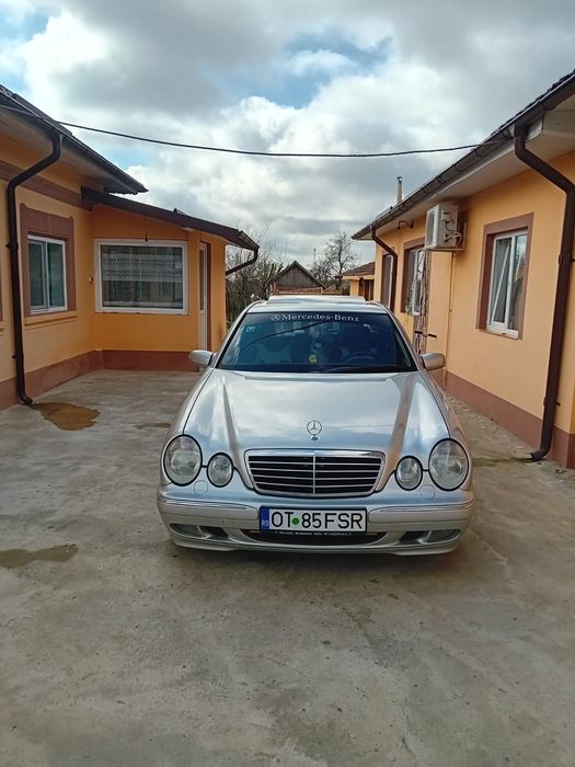 Mercedes-Benz  masina merge foarte bine