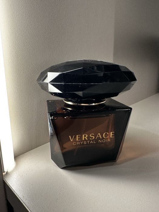 Versace Crystal Noir – Parfum iconic, misterios și sexy