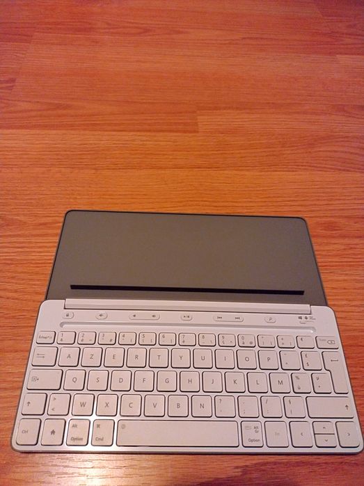 Компактна клавиатура Microsoft за таблет/телефон с френски букви