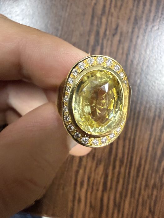 Inel aur 18 karate cu safir galben central si diamante naturale