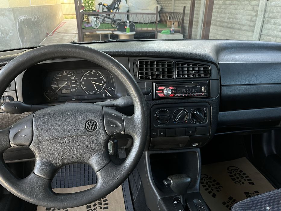 Volkswagen Golf.)