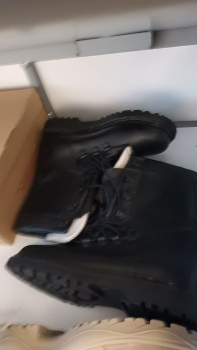 Vând bocanci vara iarna