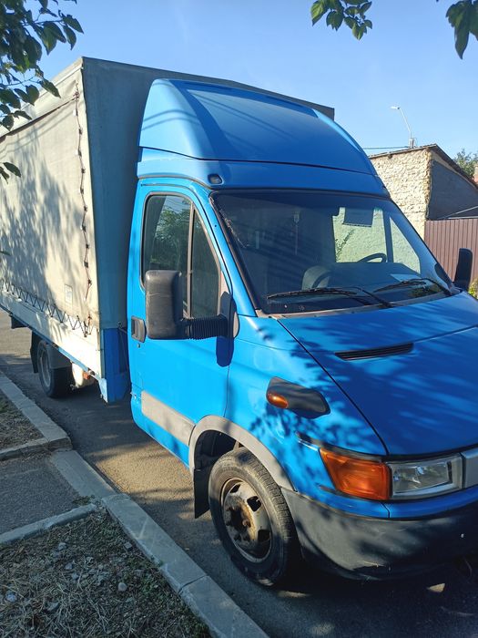 Camionetă cu prelată