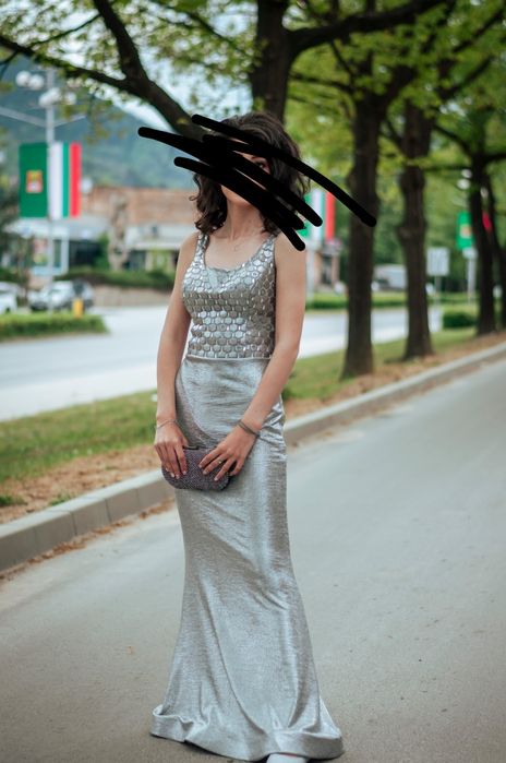 Елегантна сребриста рокля – XS 
Дълга, прилепнала, с ефектен дизайн