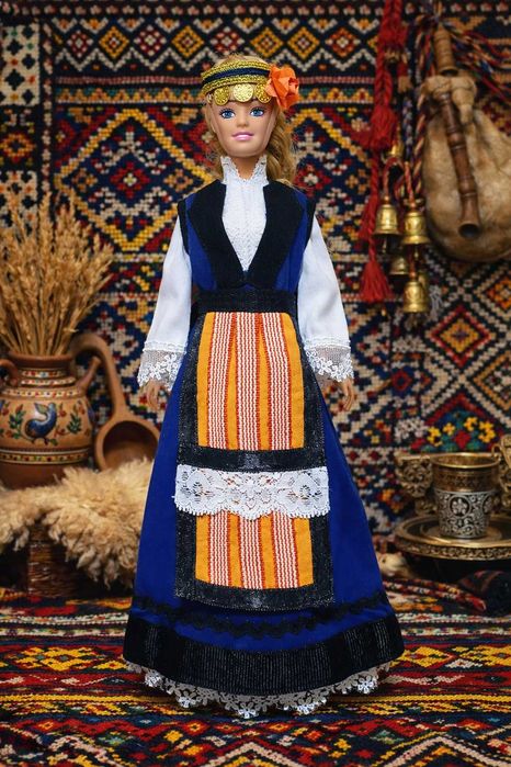 Сувенирна кукла Карина с Карловска народна носия.