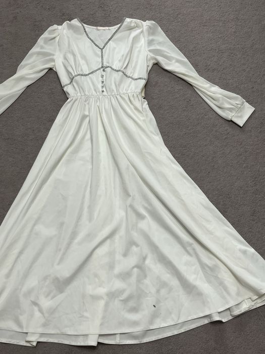 Платье белое со стразами