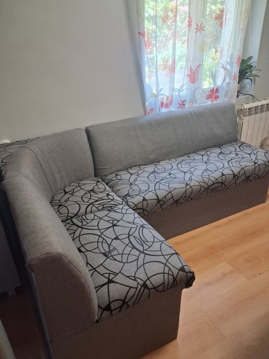 Кухненски диван с красива дамска с функция сън и три ракли за багаж