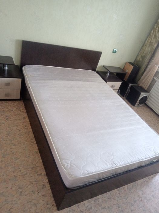 Продам кровать и 2 тумбочки.