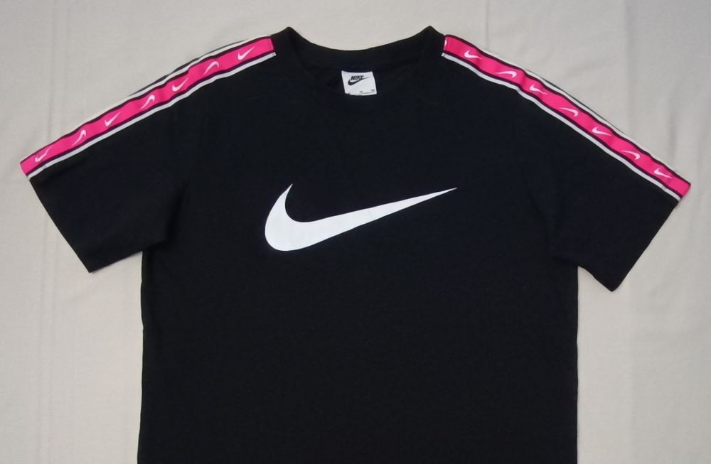 Nike Sportswear Repeat Tee оригинална тениска ръст 158-170см Найк памук спорт фланелка