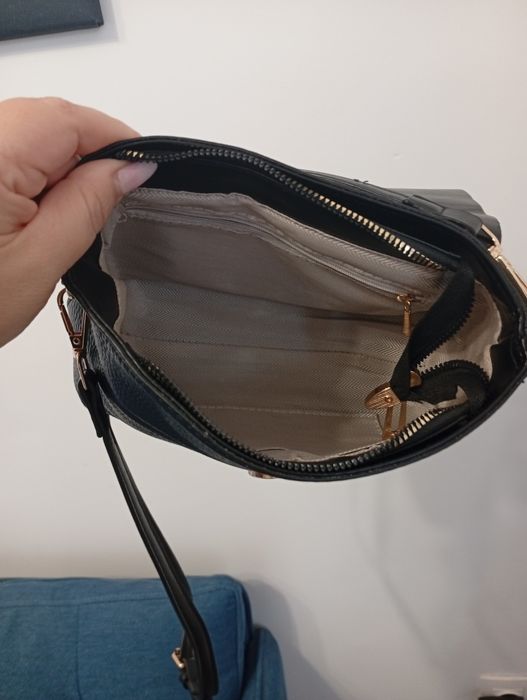 Geanta de umăr mică dar destul de încăpătoare portmoneu telefon ect.