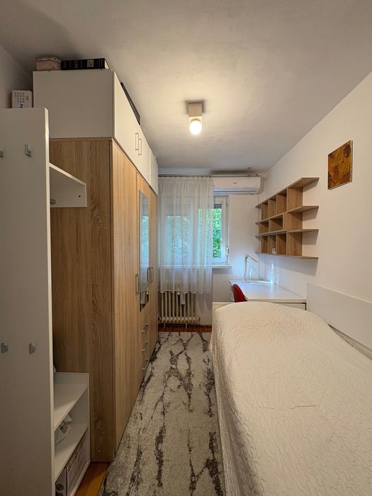 Vând apartament cu 3 camere, semidecomandat, zona Circumvalatiunii