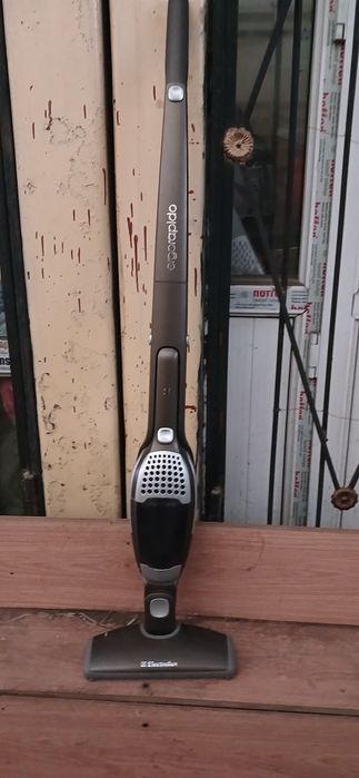 Продам вертикальный пылесос