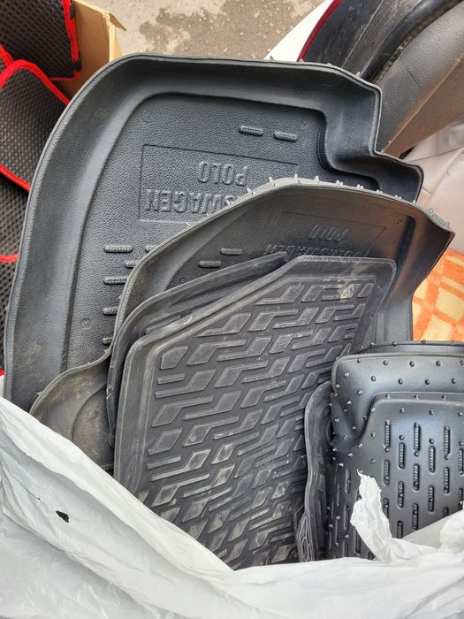 Коврики в салон два комплекта.