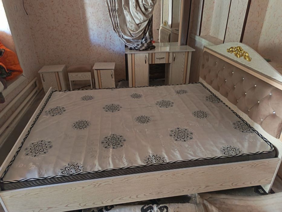 Mebel pachti yangi olib kelib o'rnatilgan holda turibdi