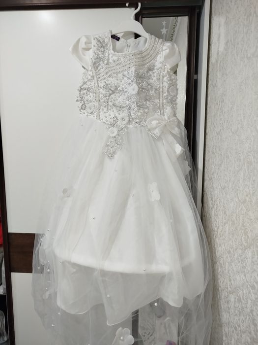 Продам белое платье на девочку