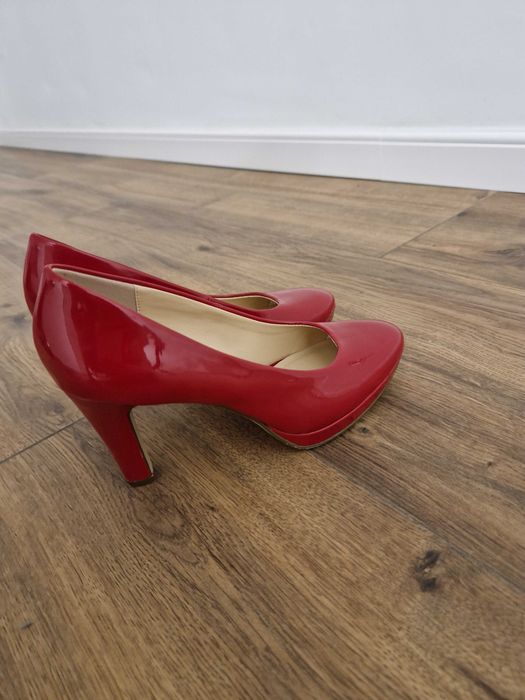Pantofi roșii lăcuiți