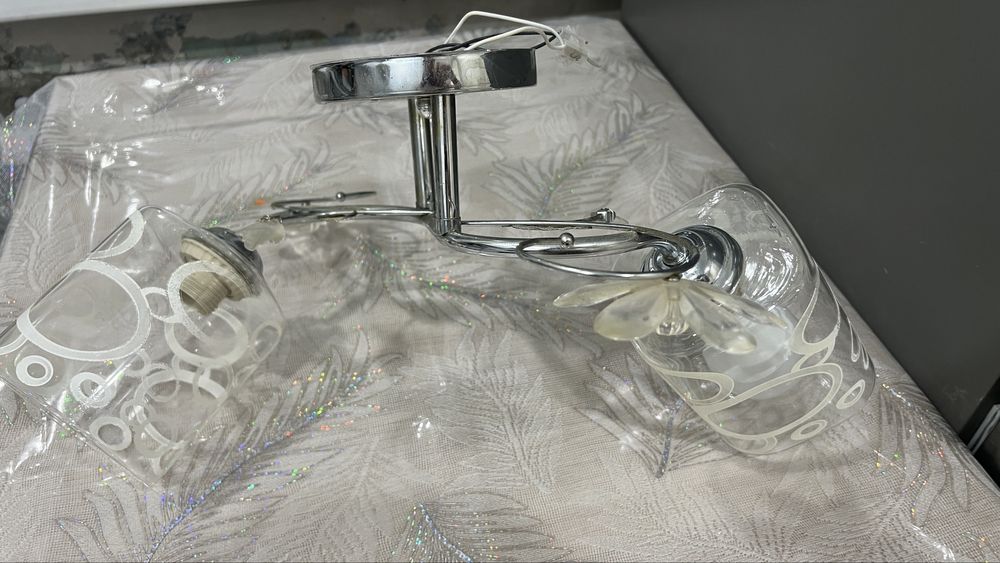 Продам двухрожковую люстру