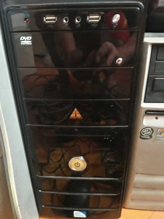 Сървър, ПС, принтери, скенер, монитори, кабели, суичове, телефони.