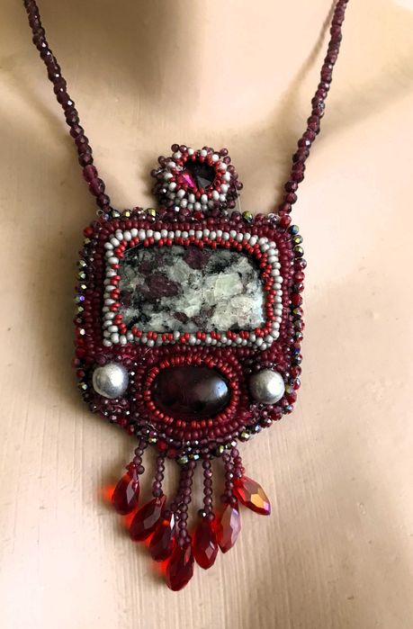 Colier handmade cu granate si caboson crazy lace agat