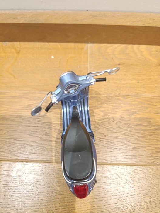 Мини моторче vespa играчка