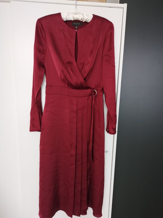 Rochie noua fără eticheta Ted Baker. Mărimea 1/36. Roșu burgund, satin