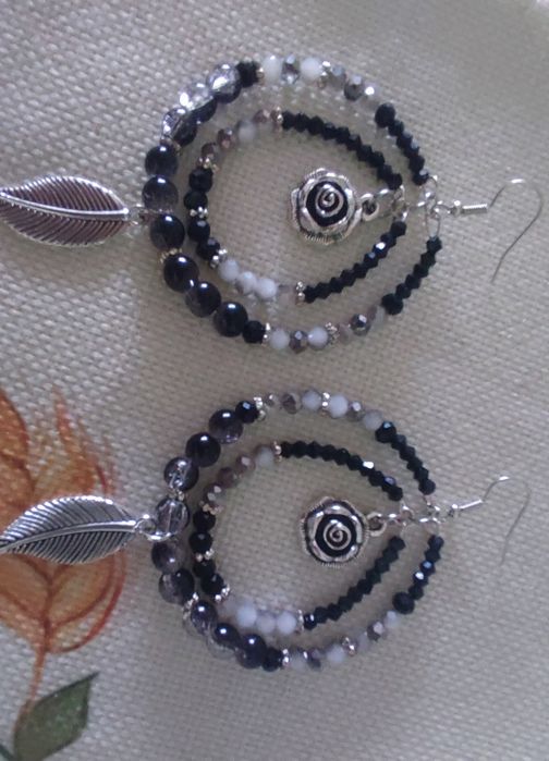 Cercei handmade în stil boho, cu mărgele și pandantive argintii