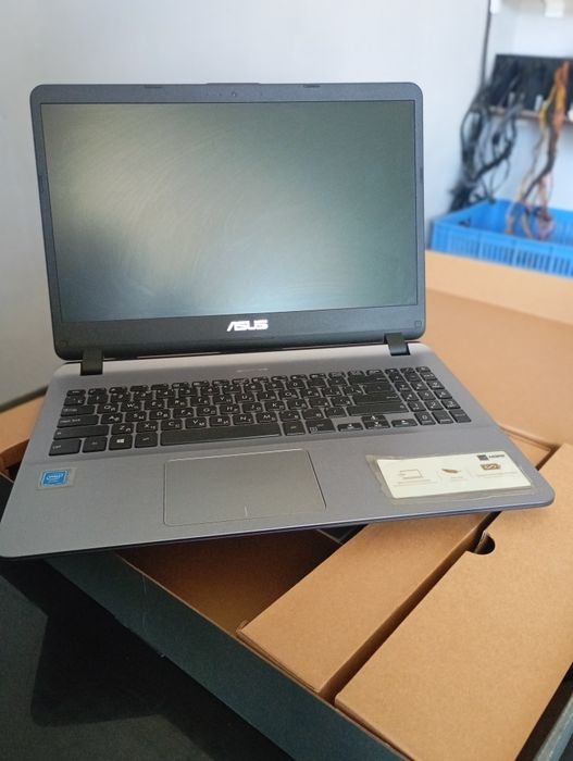 Noutbuk ASUS holati yahwi aybi yoʻq 900 minga bersman