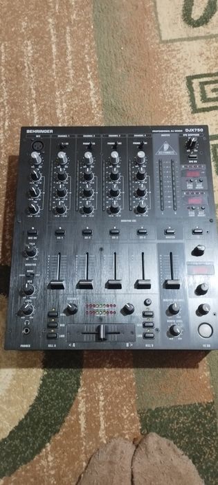 Продам микшер BEHRINGER