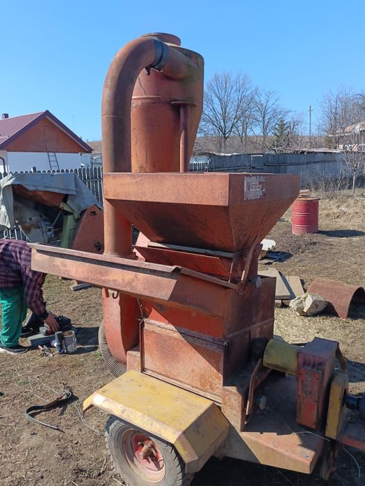 Moara cu ciclon și circular la priza tractorului