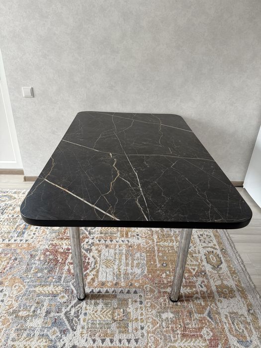 Срочно продам стол