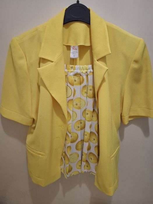 Продавам запазени рокли и костюми