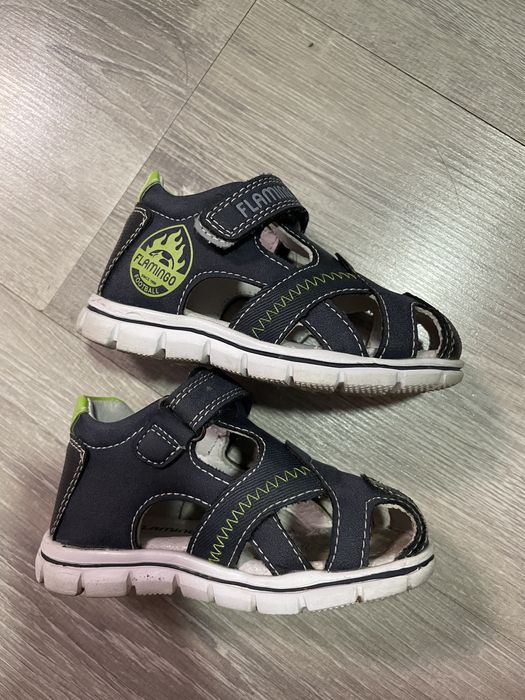 Продам детскую обувь сандали