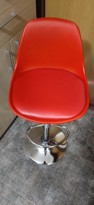 Бар стол в червено