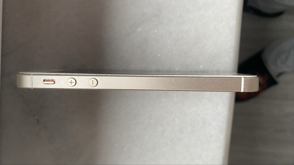 iPhone SE 100% baterie