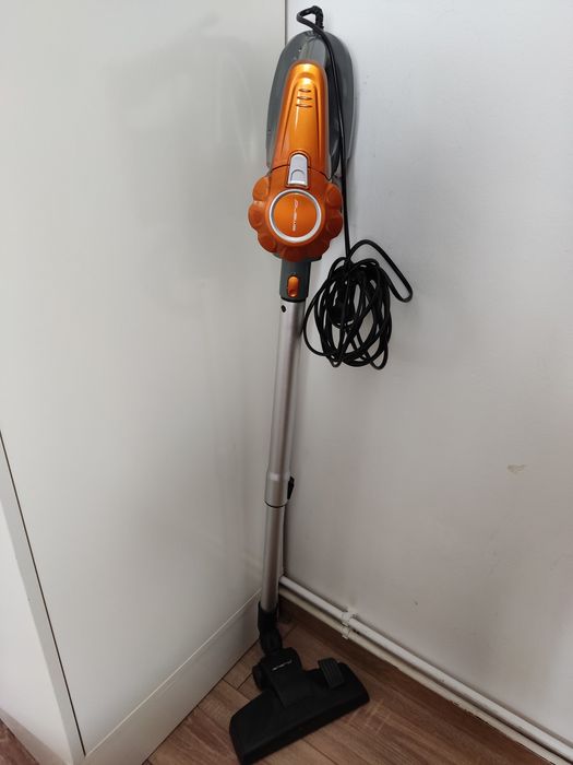 Aspirator vertical Emerio cu fir