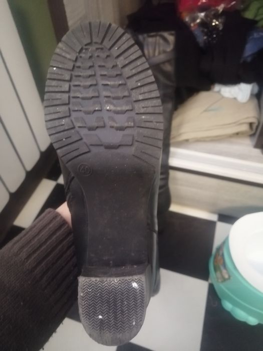 Сапоги и полушубок. Очень тёплые С Москвы привозила.