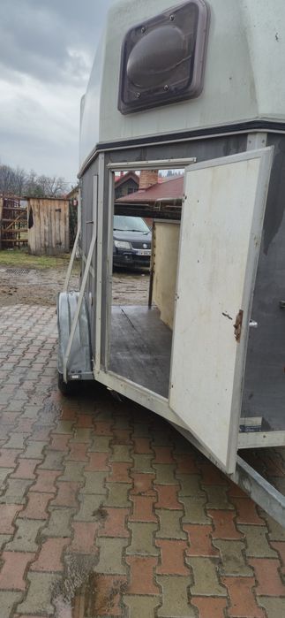 Vand sau schimb remorca cai