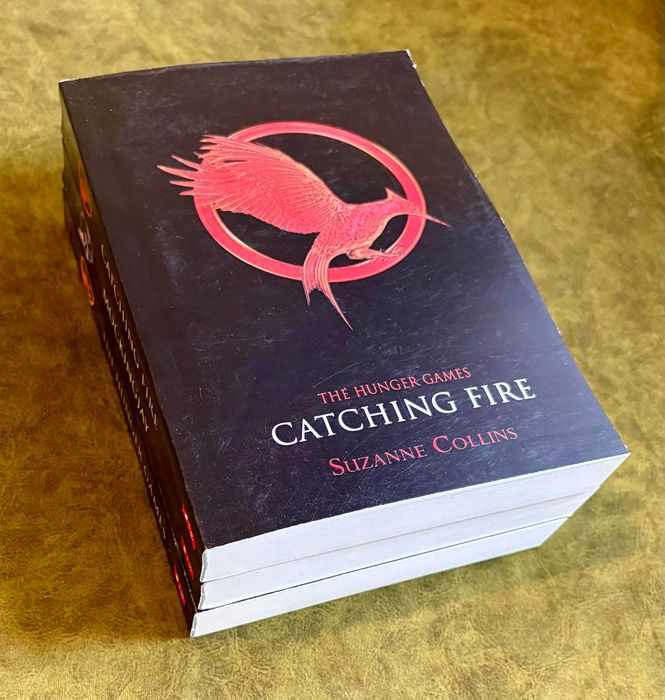 Като нови книги от поредицата Hunger Games на английски език !