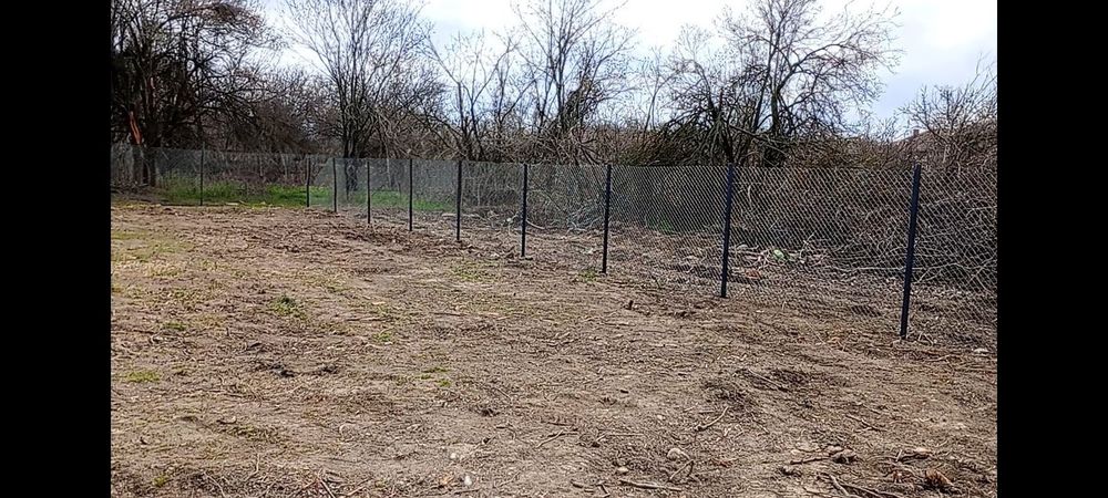 Продавам къща с двор в село Варана , община Левски .
