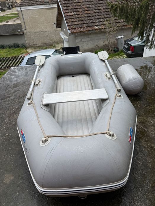 Продавам лодка Tohamaran 2,80