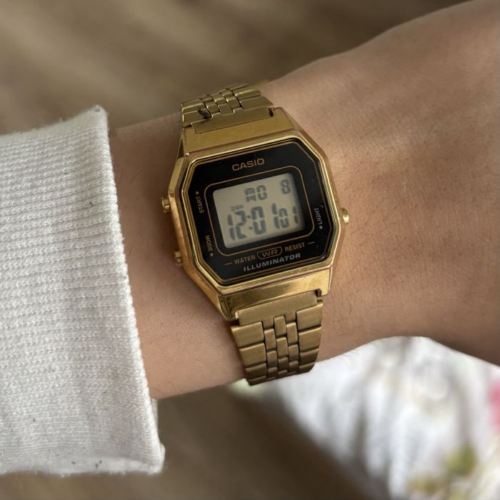 Златист часовник Casio