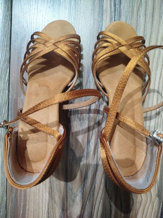 Обувки за латино танци