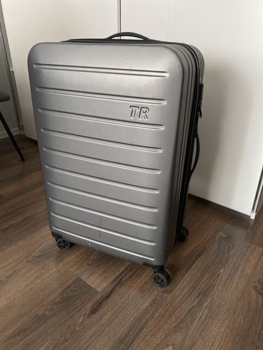 Продаю чемодан на колесах